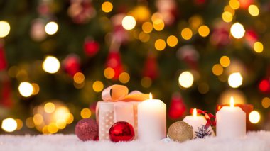 Noel arkaplanı yanan mumlar, Noel ağacı ve bokeh ışıkları.
