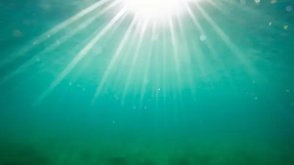 Vista Subaquática Superfície Mar Com Raios Sol Chama Lente — Fotografia de Stock