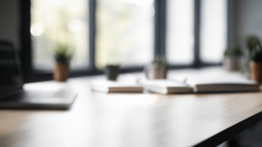 Not Defteri ve Bitkilerle Bulanık Ofis Masası