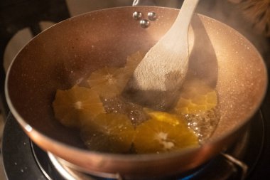 Fırında Bakır Tavada Portakal Dilimleri Karıştırma