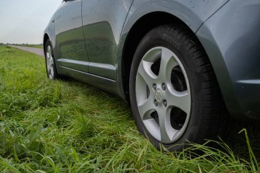 Hollanda Kırsalında Suzuki Swift Tekerleklerinin Yakın Çekimi