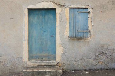 Yıpranmış Mavi Kapı ve Kapalı Pencere, Kırık Taş Duvar, Güney Fransa