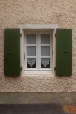 Koyu Yeşil Panjurlu Pencere ve Bağcıklı Perdeler Yaşlanmış Stucco Duvarı, Güney Fransa