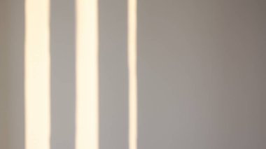 Beyaz Duvarda Güneş Işığı ve Gölge Çizgileri