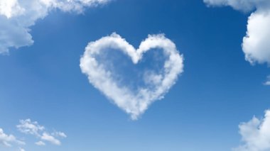 Merkezli Mavi Gökteki Kalp Şeklinde Bulut Tebrik Kartı veya Sancak İçin