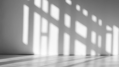 Güneş Işıklı Minimalist Beyaz Oda ve Yerde Pencere Gölgeleri