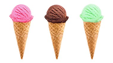 Canlı Çilek, Çikolata ve Beyaz Arkaplanda izole edilmiş Naneli Dondurma Konileri