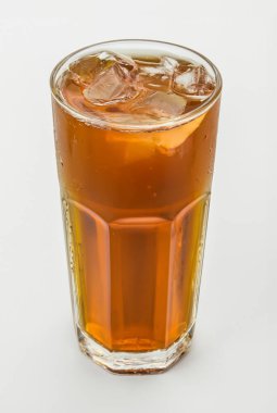 Buzlu Çayın Beyaz Arkaplanda Buzlu Küpler ile Tazelenmesi