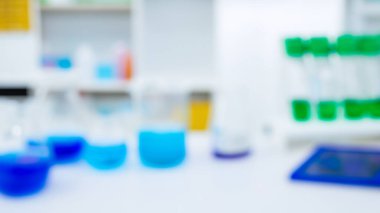 Modern Eczanedeki Bulanık Laboratuvar Malzemeleri ve Renkli Kimyasal Örnekler