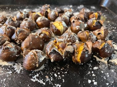 Kırık kabuklu Altın Kestane ve Fırın tepsisinde Deniz Tuzu