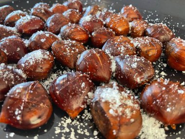 Taze Kestanelerin Deniz Tuzu ile Yakın Çekimi