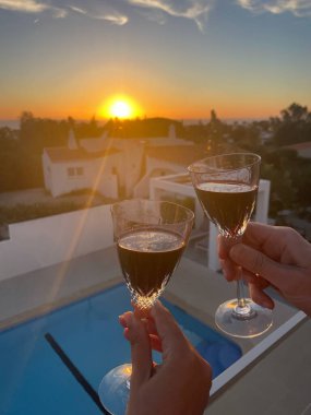 Sunset, Carvoeiro, Algarve, Portekiz 'de Port Wine ile şerefe.