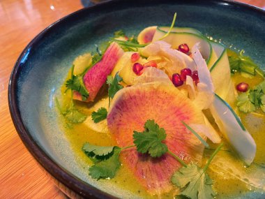 Canlı karpuz salatası, karpuz turpu, nar ve taze otlar.