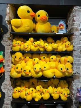Maastricht, Limburg 'daki Rubber Duck Store' da Plush Yellow Ducks Duvar Görüntüsü