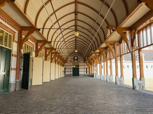 Hollanda Apeldoorn 'daki Het Loo Sarayı Kraliyet Ahırında kemerli geçiş.