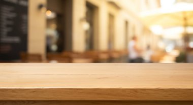 Tahta masa ve boş restoran masası.