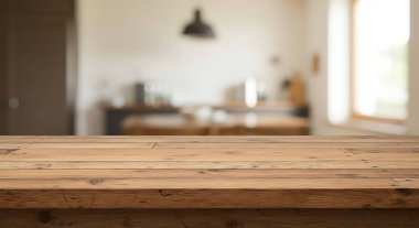 Modern mutfakta boş ahşap masa..