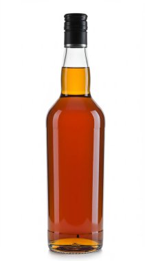 Beyaz arka planda bir şişe brendi..