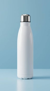 Mavi arka planda temizlik için beyaz şişe