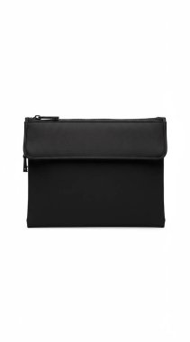 Deri siyah çanta beyaz arkaplanda izole.