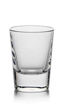 Beyaz arkaplanda boş bardak