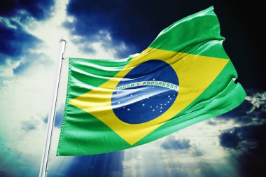 Brezilya bayrağı güzel bulutlu arka planda dalgalanıyor,
