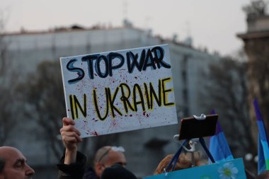 Milano - Lombardiya - İtalya - 13 Mart 2022. Pankart ve pankart tutan göstericiler Ukrayna 'daki savaşı protesto ettiler. 