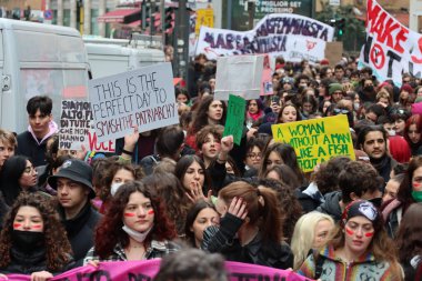 Milano - Lombardiya - İtalya - 8 Mart 2022. Uluslararası Kadın Gününde Kadın Hakları Yürüyüşü. 