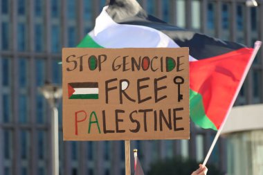 Milano, Lombardiya, İtalya. Milan 'da pankartlı Filistinli göstericiler