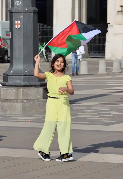 Милан Ломбардия Италия Молодая Девушка Вист Палестинский Флаг Время Demstarion — стоковое фото
