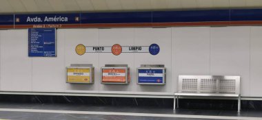 Madrid - İspanya - 12 Mart 2024. Madrid Avenida Amerika metro istasyonunda çöp bidonları