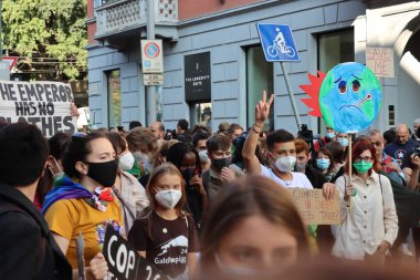 Milan - İtalya - 1 Ekim 2021. Greta Thunberg ve Milano 'daki diğer iklim eylemcileri Cop26 öncesi zirvede. 