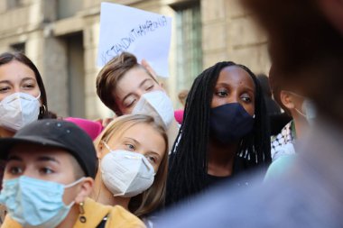 Milan - İtalya - 1 Ekim 2021. Cop26 öncesi zirvede genç iklim aktivisti Vanessa Nakate ve Greta Thunberg Milano 'da. 