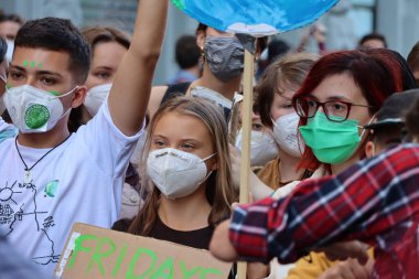 Milan - İtalya - 1 Ekim 2021. Greta Thunberg ve Milano 'daki diğer iklim eylemcileri Cop26 öncesi zirvede. 