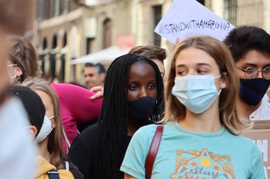 Milan - İtalya - 1 Ekim 2021. Genç iklim aktivisti Vanessa Nakate, Cop26 öncesi zirve sırasında Milano 'da. 