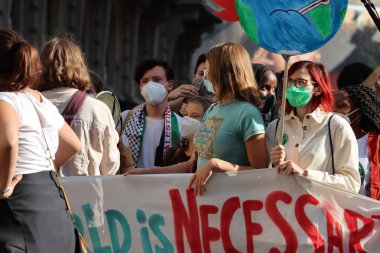 Milan - İtalya - 1 Ekim 2021. Milano 'da yapılacak Cop26 öncesi zirvede küresel iklim grevi. Genç eylemciler Milan 'ın merkezinde toplanan iklim hareketsizliğini protesto ettiler. 