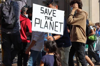 Milan - İtalya - 1 Ekim 2021. Milano 'da yapılacak Cop26 öncesi zirvede küresel iklim grevi. Genç eylemciler Milan 'ın merkezinde toplanan iklim hareketsizliğini protesto ettiler. 