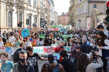 Milan - İtalya - 1 Ekim 2021. Milano 'da yapılacak Cop26 öncesi zirvede küresel iklim grevi. Genç eylemciler Milan 'ın merkezinde toplanan iklim hareketsizliğini protesto ettiler. 
