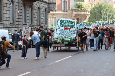 Milan - İtalya - 1 Ekim 2021. Milano 'da yapılacak Cop26 öncesi zirvede küresel iklim grevi. Genç eylemciler Milan 'ın merkezinde toplanan iklim hareketsizliğini protesto ettiler. 