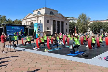 Arco della Pace - Milano - İtalya - 15 Eylül 2024. Parco Sempione 'da bir spor salonunda grup çalışması.