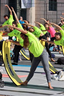 Arco della Pace - Milano - İtalya - 15 Eylül 2024. Parco Sempione 'da bir spor salonunda grup çalışması.