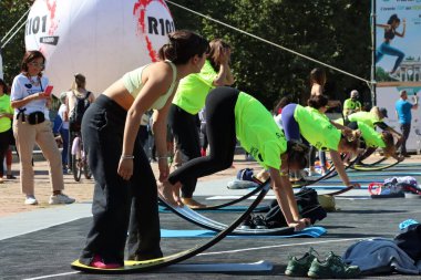 Arco della Pace - Milano - İtalya - 15 Eylül 2024. Parco Sempione 'da bir spor salonunda grup çalışması.