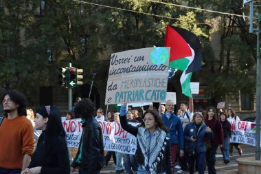 Milano - Lombardiya - İtalya - 11 Ekim 2024. Milano şehir merkezinde iklim değişikliğine karşı gelecek gösteriler için Cuma günleri.