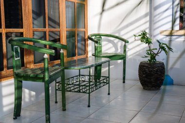  sandalye ve masa, terasta