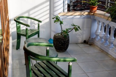  sandalye ve masa, terasta