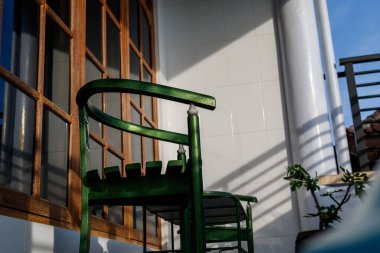  sandalye ve masa, terasta