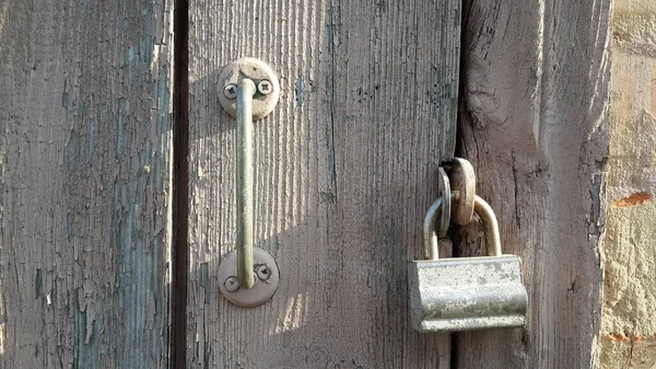 Old Wooden Door Metal Handle Padlock Close Elements — Stock Photo, Image