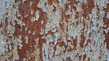 Gri çatlamış boyalı paslı metal bir yüzey. Paslı metal dokuyu kapat.