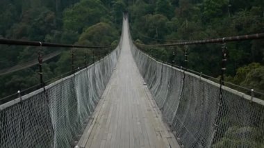 Güney Doğu Asya 'daki en uzun asma köprü. Wisata situation gunung, sukabumi, Batı Java, Endonezya.