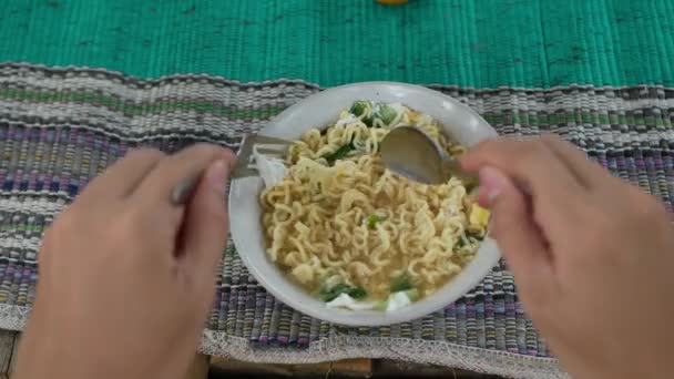 Mélanger Soupe Instantanée Nouilles Avec Des Œufs Pochés Des Légumes — Video